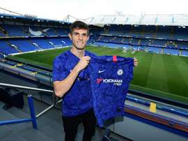 Pulisic posa para foto com camisa do Chelsea. ChelseaFC