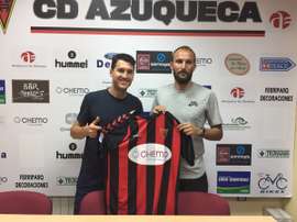 Christian Seubert firma por el Azuqueca. CDAzuqueca