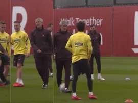 Setién entra na roda de bobinho e leva dois dribles de Arthur. Facebook/FCBarcelona
