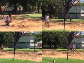 Ronaldinho é flagrado jogando futevôlei na cadeia. Twitter