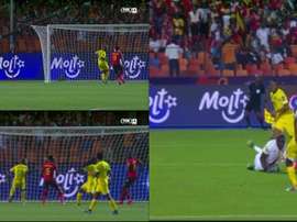 Al larguero desde dentro del área pequeña. FOXSports