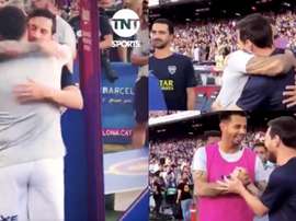 Messi saluta e abbraccia gli argentini.Twitter/BocaJrsOficial/TNTSports