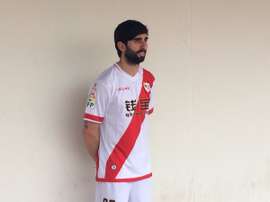 Crespo posa con la camiseta del Rayo durante su presentación. Twitter