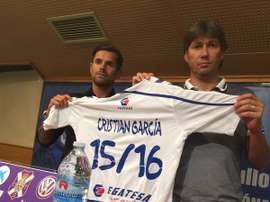 Cristian García (i), en su presentación como nuevo jugador del Tenerife. Twitter