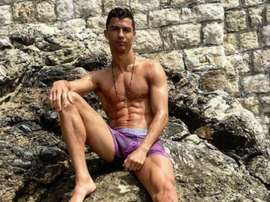 Cristiano, luciendo tableta. Instagram/Cristiano