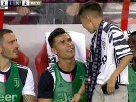 Il bel gesto di Ronaldo con un bambino in panchina. Captura/ESPN