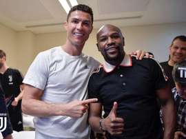 Cristiano e Mayweather juntos depois da partida. Twitter/juventusfc
