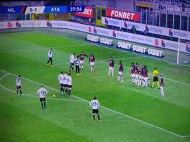La barrera que casi funciona. Captura/MovistarLigaDeCampeones