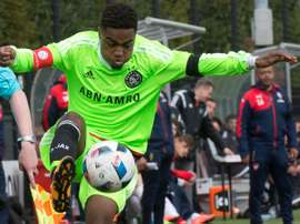 El ex delantero del Ajax se compromete con el Chelsea para la próxima temporada. Ajax