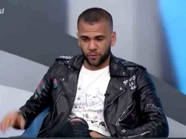 Alves a durement critiqué Messi. SporTV