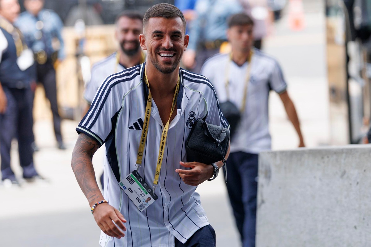 Ceballos mira a la puerta