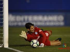 Dani Hernández va al suelo para evitar un tanto en el Lorca-Tenerife. LaLiga