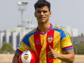 Danilo Barbosa, durante su presentación con el Valencia. Twitter