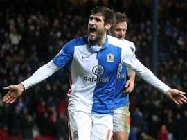 El Blackburn está detrás de un jugador del Cardiff City. Blackburn