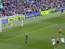 Danny Ings scored a penalty against Manchester City. Captura/SPORT1