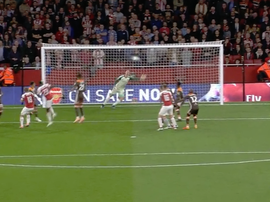 Danny Welbeck scores for Arsenal against Brentford on 26/09/2018. Captura/NBC