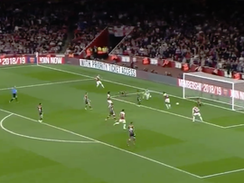 Danny Welbeck scores his second for Arsenal against Brentford. Captura/ESPN