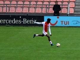 Zagueiro Sub-15 do Ajax impressiona pelo seu tamanho. Twitter/AjaxYA
