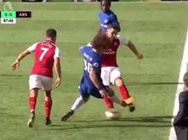 O internacional brasileiro viu o vermelho, na receção do Chelsea ao Arsenal. Twitter/SportCanli