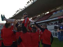 David Rocha es manteado por sus compañeros en el Nàstic, el día de su despedida. GimnasticDeTarragona
