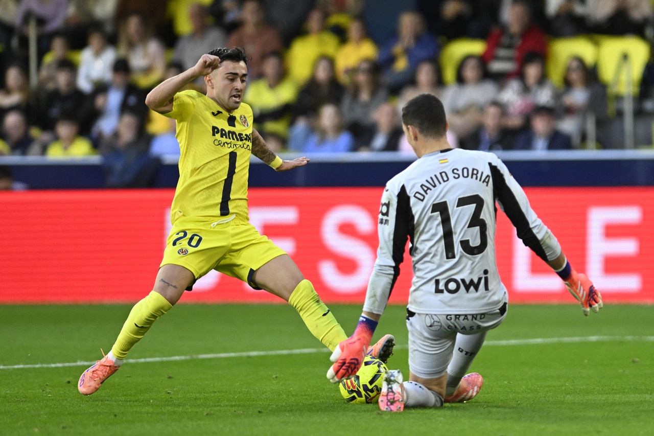 El árbitro va de valiente; luego hay jugadores de grandes que se ríen en su cara y...