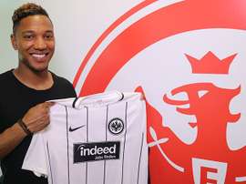 De Guzman já posou com a nova camisola. Twitter/Eintracht Frankfurt