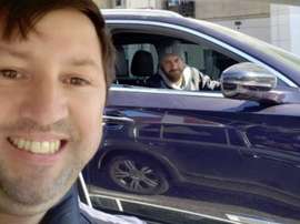 Il selfie di De Rossi con un tifoso. Twitter/basuqa