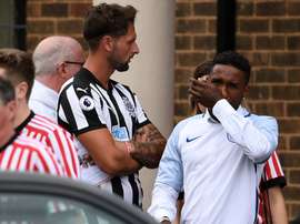 Defoe se emociona no adeus a Bradley. Twitter