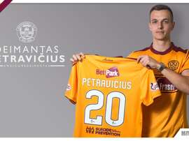 El lituano luce dorsal con su nuevo equipo. Motherwell