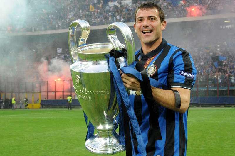 Stankovic com o troféu da YCL.