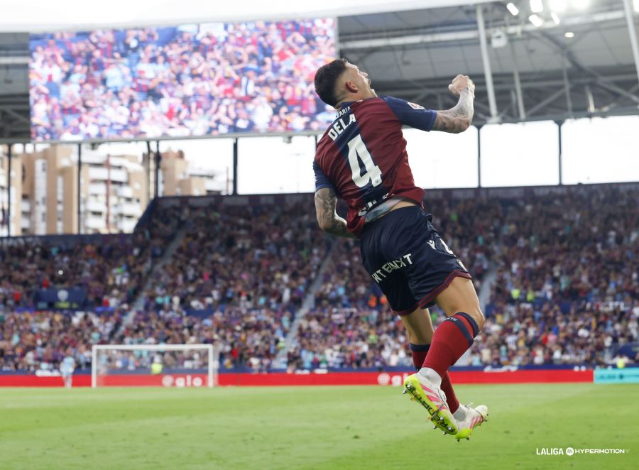 Dela ajusta el broche del campeón