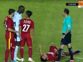 Demba Ba recriminó las palabras de Zhang Li. Captura/HartungLeo