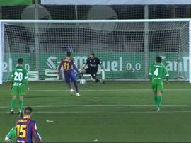 Segundo pênalti para o Barça, segunda defesa de Ramón. Captura/Dazn