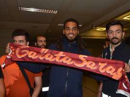 Denayer posa a su llegada a Turquía. GalatasaraySK