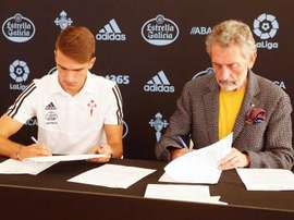 Denis Suárez a passé sa visite médicale et paraphé son contrat avec le Celta. Twitter/RCCelta