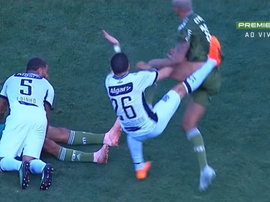 Brutal patada de Deyverson. Captura