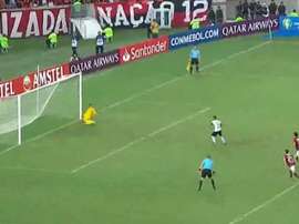 Diego Alves defende o pênalti da LDU. Captura Sportv