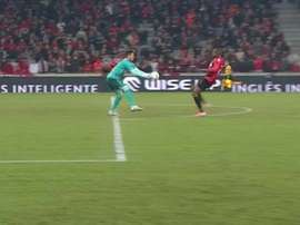 Diego Alves mereció ser expulsado. Captura/SportTV