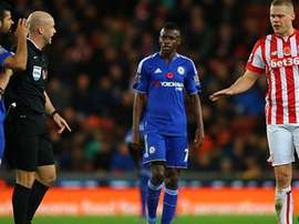 Diego Costa perdió los papeles y se encaró a Shawcross, defensa del Stoke City. Twitter.