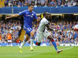 Diego Costa y Souaré pelean por un balón en el Chelsea-Crystal Palace. Twitter