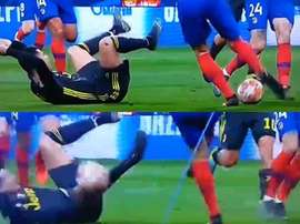 Godín souhaite la bienvenue à Cristiano en lui envoyant le ballon dessus. Capture/Movistar
