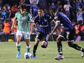 Diego Lainez conduce la pelota ante dos rivales de Querétaro. Twitter/RealBetis
