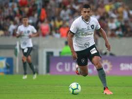 Diego Souza tentou continuar jogando, mas foi substituído e passou mal no banco. Twitter@Botafogo