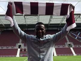 Hearts have completed the signing of Congo defender Dikamona. HeartsFC