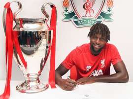 Divock Origi, signant son nouveau contrat avec Liverpool. LiverpoolFC