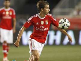 Djuricic contrôle un ballon dans un match avec le Benfica. SLBenfica