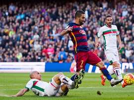 Doria disputa un balón con Arda Turan. Twitter