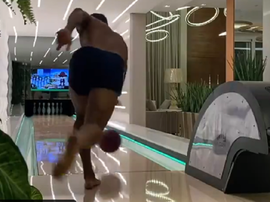 Em vídeo compartilhado nas redes sociais, Douglas Costa faz um strike em casa. Captura/douglascosta