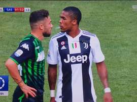 Douglas Costa spits at Sassuolo's Di Francesco. Captura/SkySport