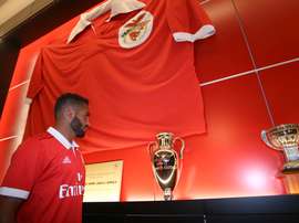 Douglas, sin sitio en el Barça. Twitter/SLBenfica